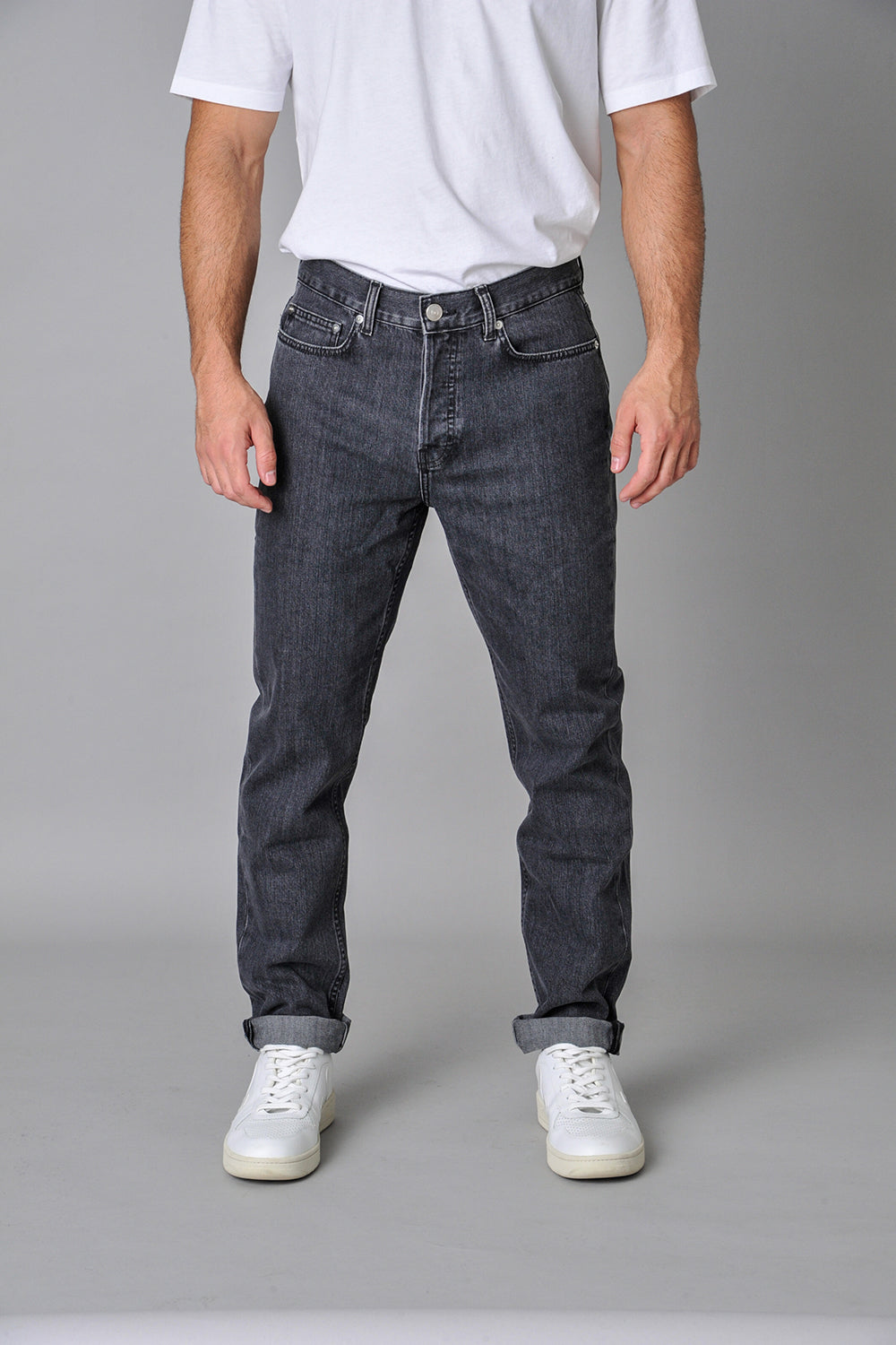 the good neighbour tapered jeans in black