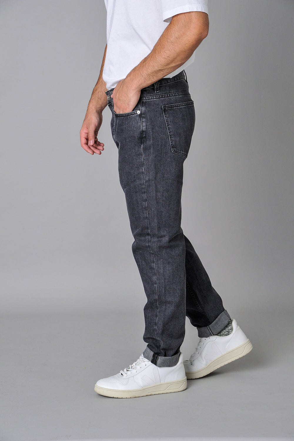 the good neighbour tapered jeans in black